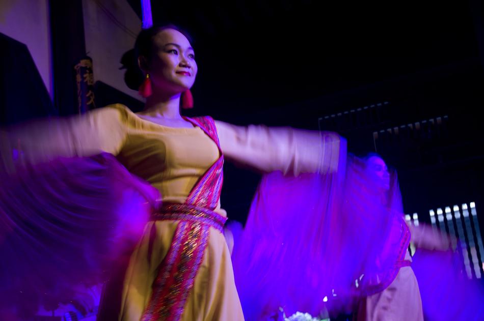 Dancers Fan Hoian