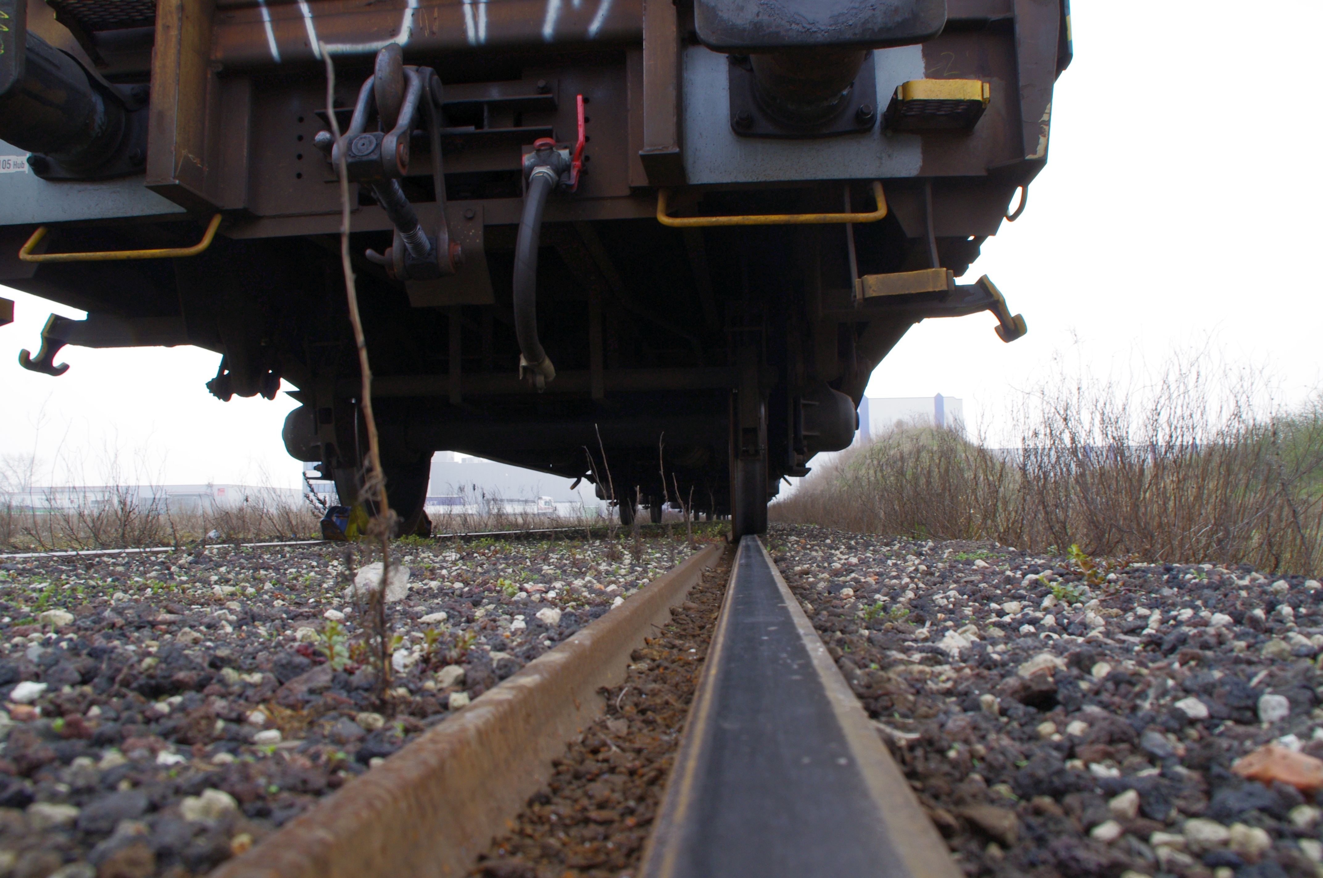 Поезд на дне. Железная дорога Railtrack. Смазчик рельс. Дно поезда. Цвета ЖД.