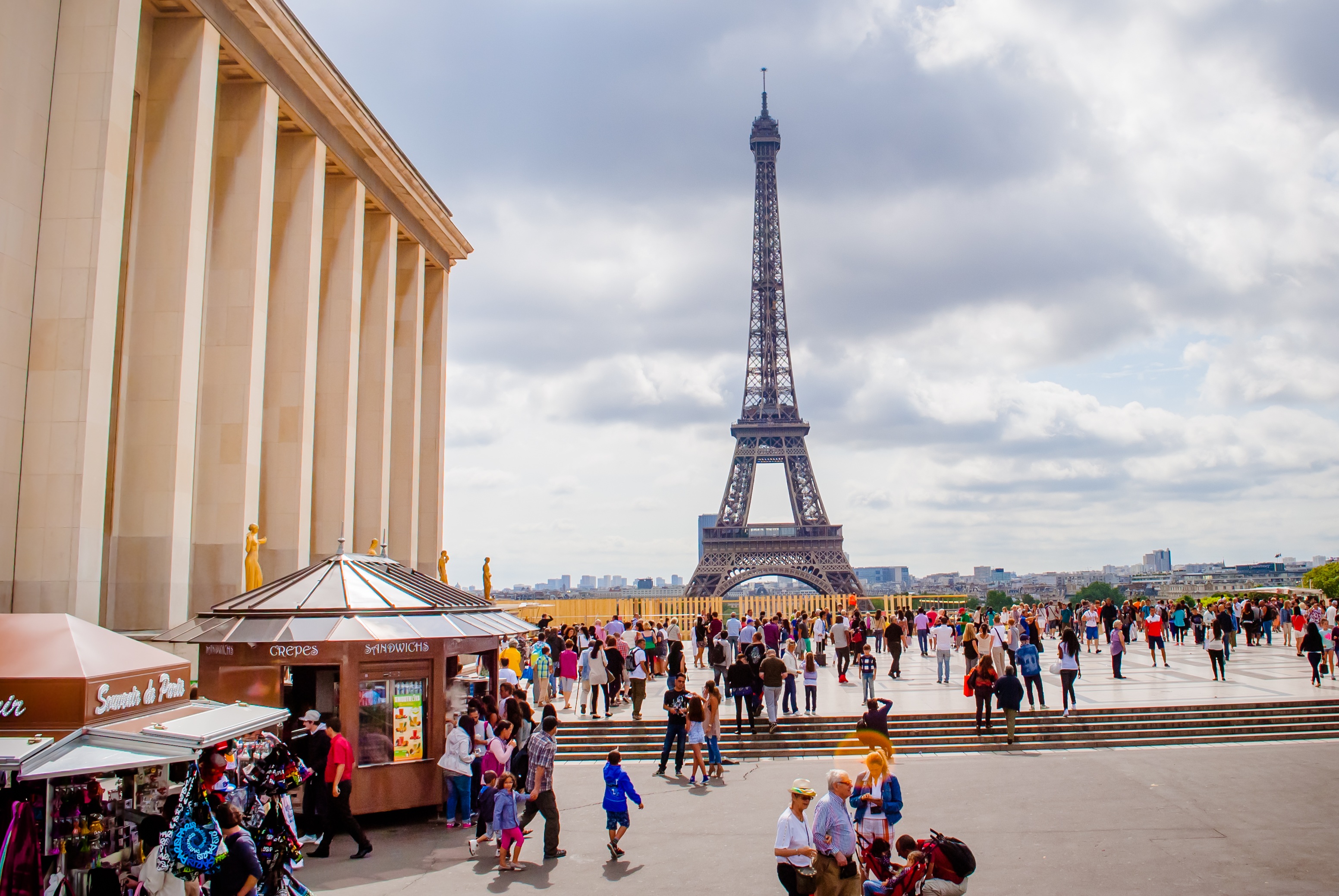 Какой год в париже. Париж и Эйфелева башня экскурсия. Париж Эйфелева башня тур. Париж Эйфелева башня туристы. Шанзелизе Париж туристы.