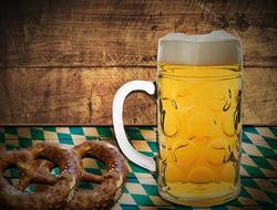 Refreshing beer with salty pretzels