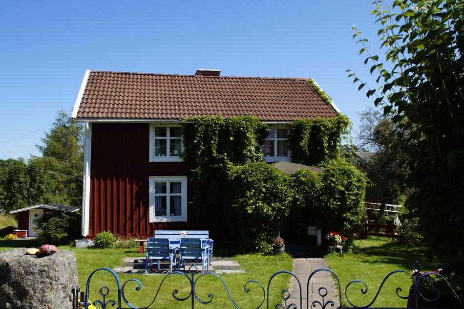 cozy house with a backyard