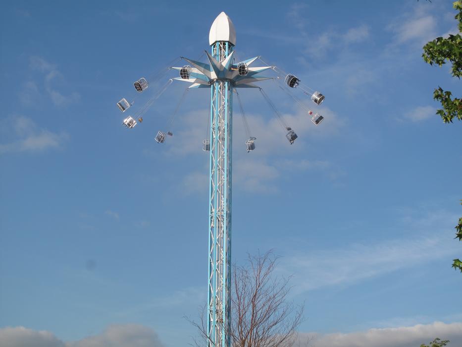London Amusement Park Near Thames