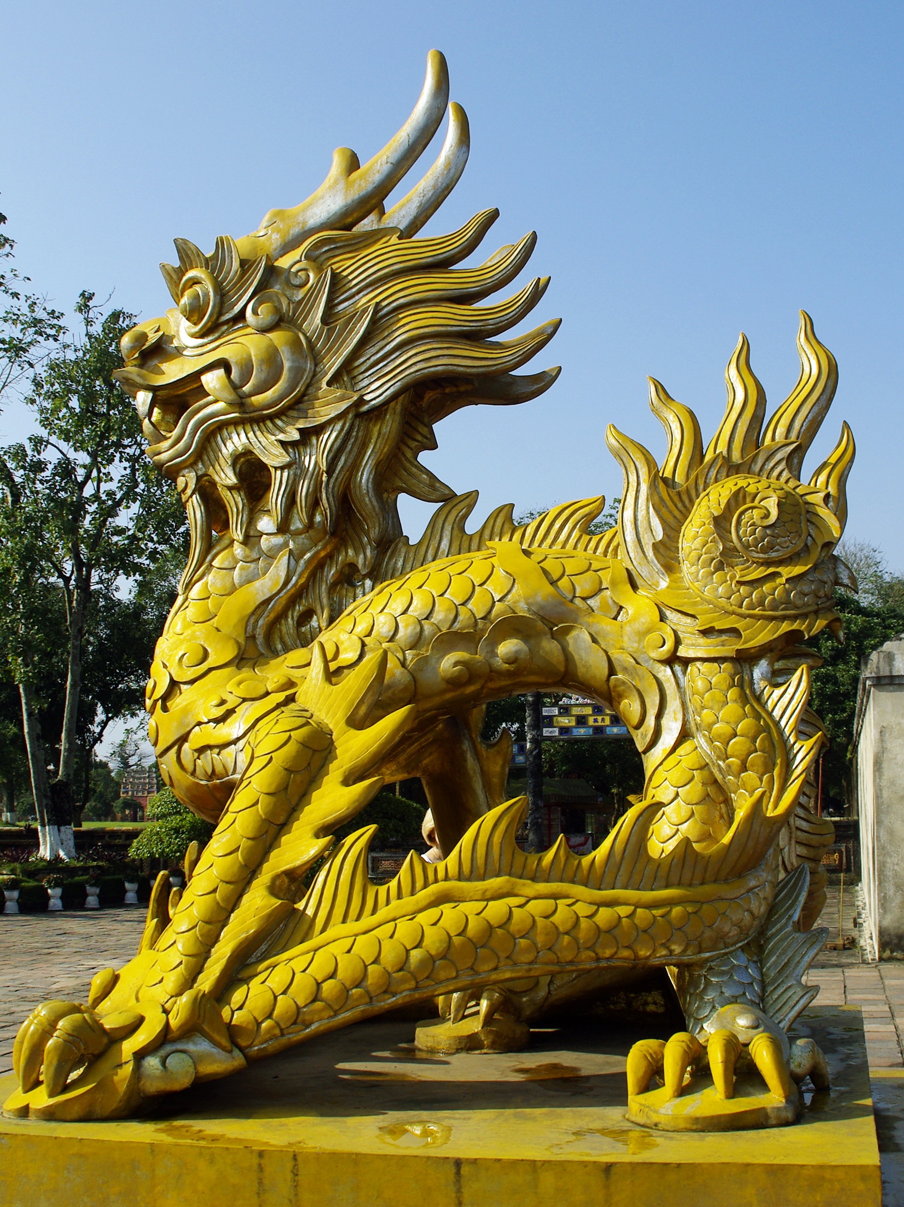 Древнекитайская статуя дракона