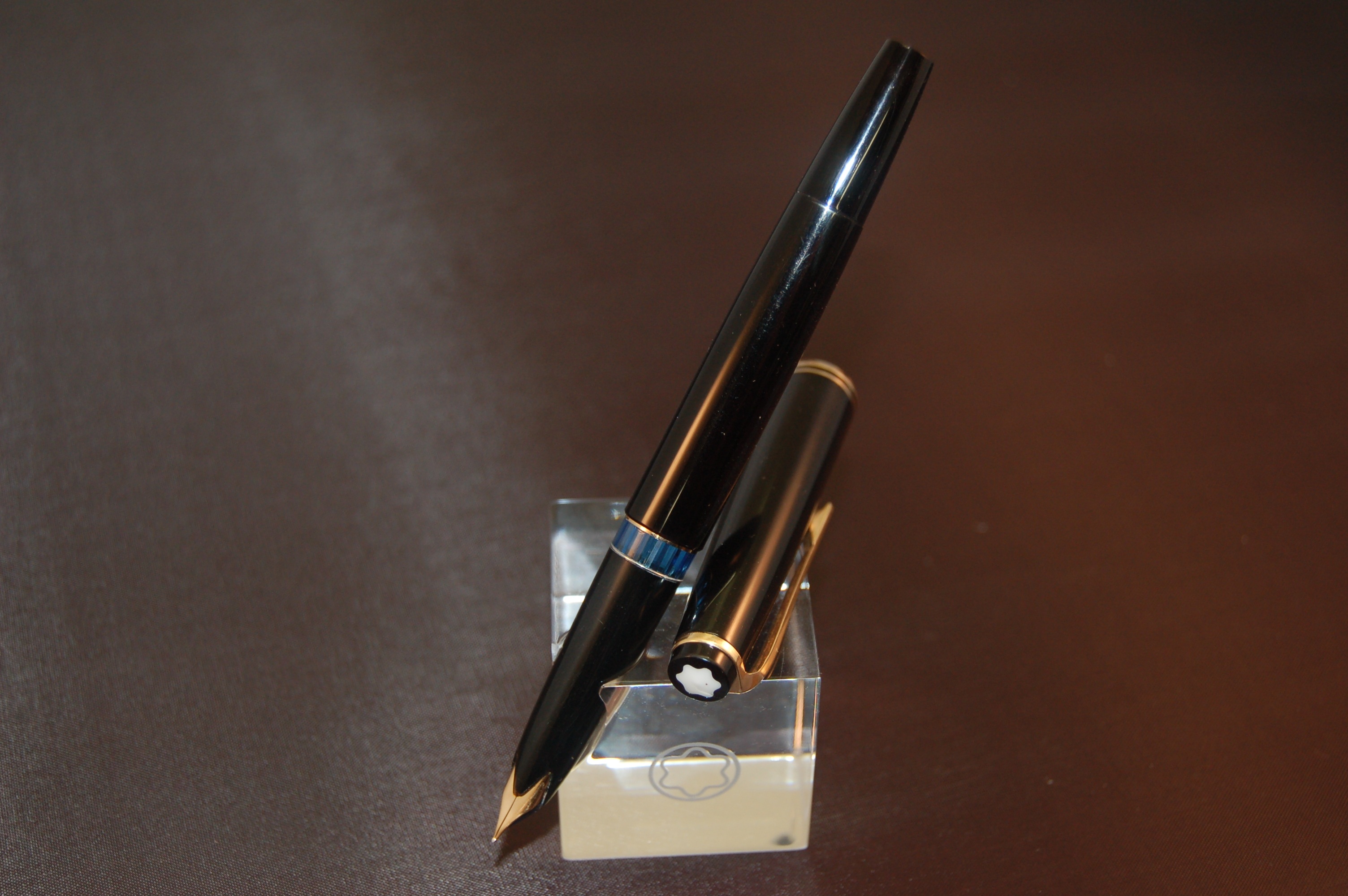 Перьевая ручка. Чернильная ручка незаправляемая. Красивая перьевая ручка. Перьевая ручка на столе. Золотые чернила с перьевой ручкой.