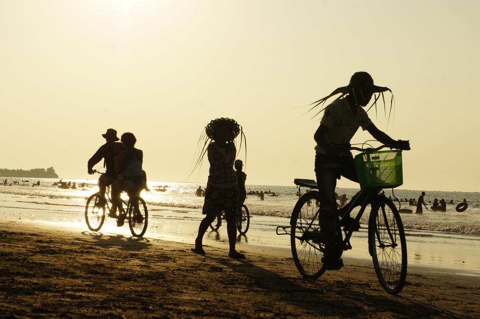 people silhouette sun sun beach