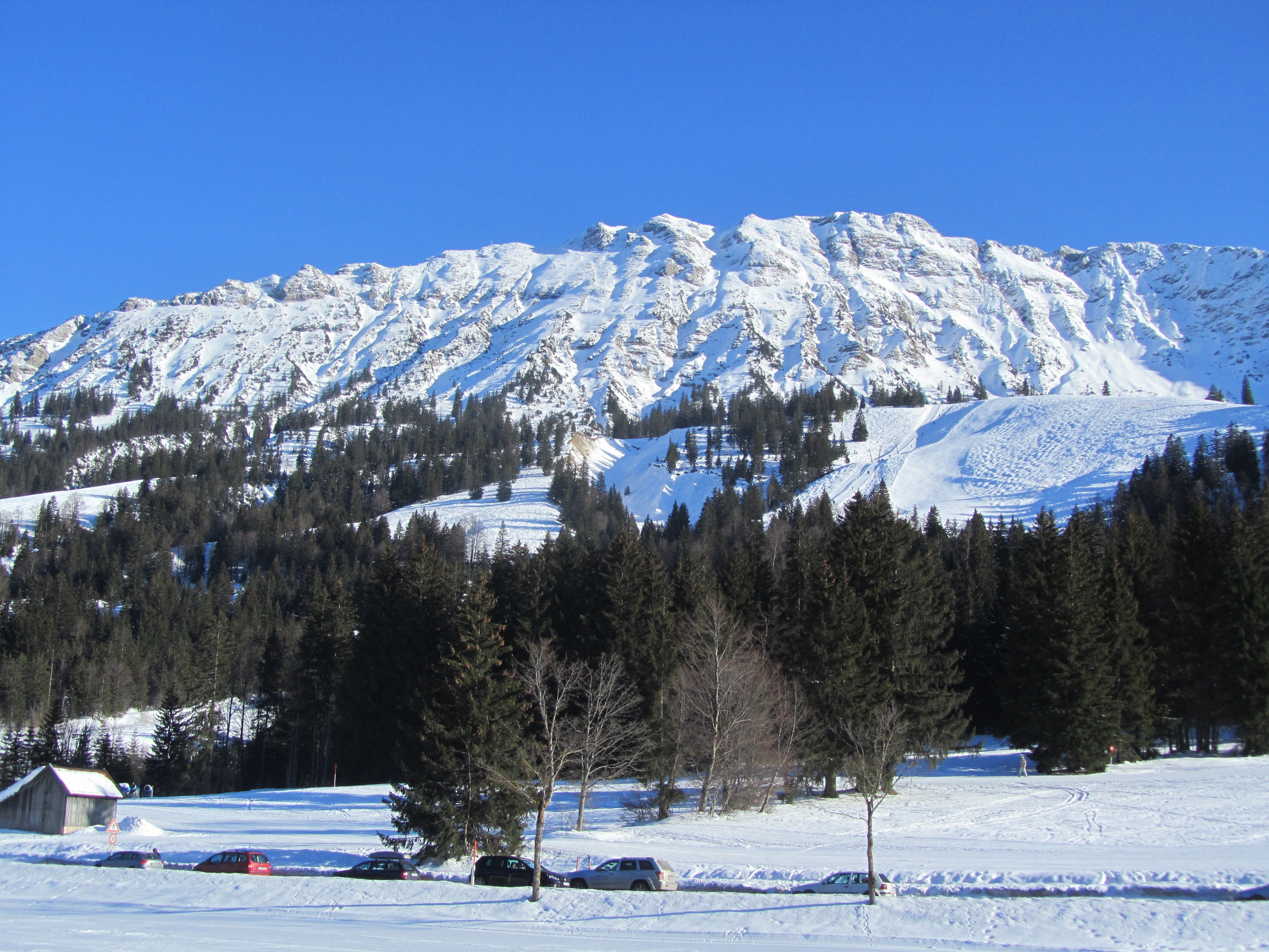 Гори температура. Oberjoch. Горнолыжный курорт Альпы Абхазия. Оберйох. Горнолыжный курорт. Панорама зима горы stock.