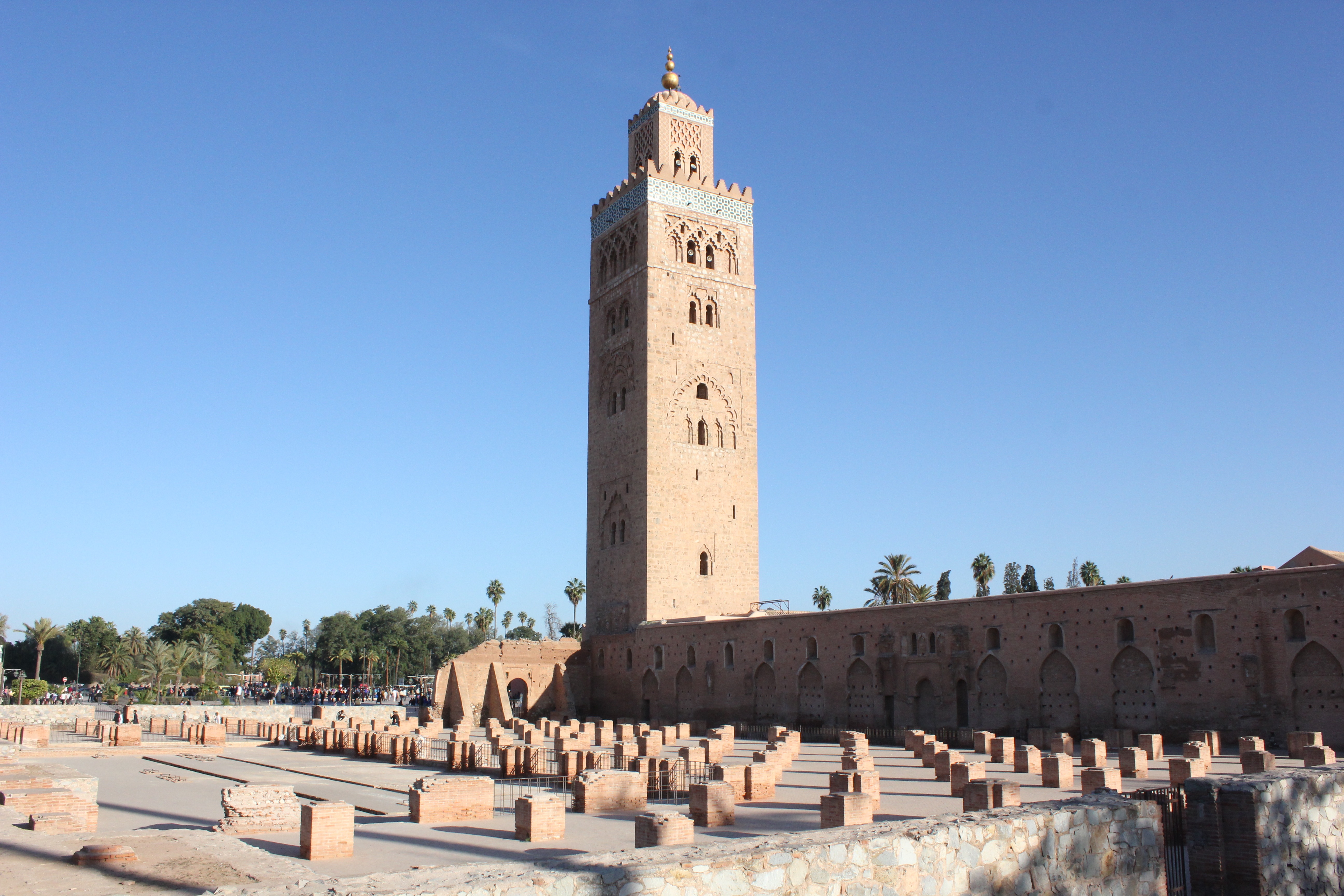 Марракеш дурманная. Кутубия Марракеш. Медина Марракеша Марокко мечеть Кутубия. Башня мечети Кутубия. Башня в Марокко.
