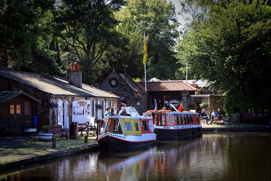 Canal Linlithgow Scotland Long