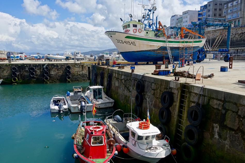ships at the port for fishing