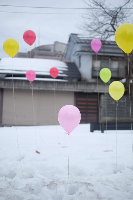 balloons in a snowy street