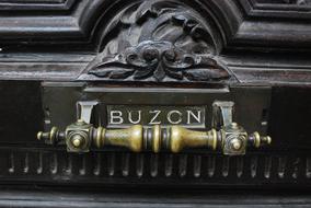 inscription on the handle of the mailbox