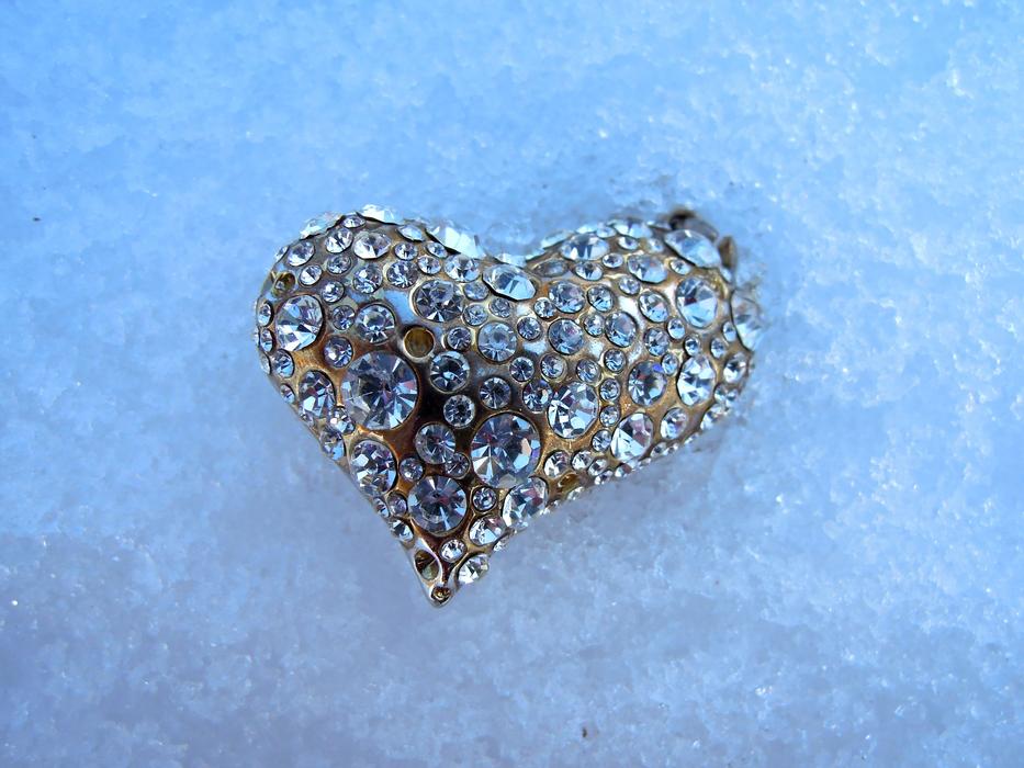 Iron heart jewelry with stones