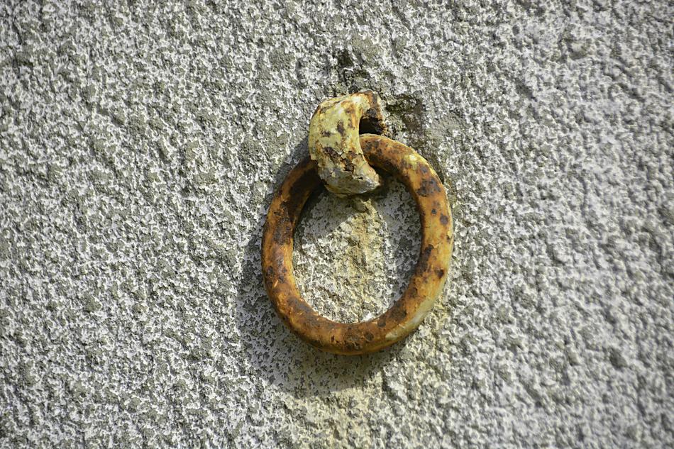 rusty ring on the wall