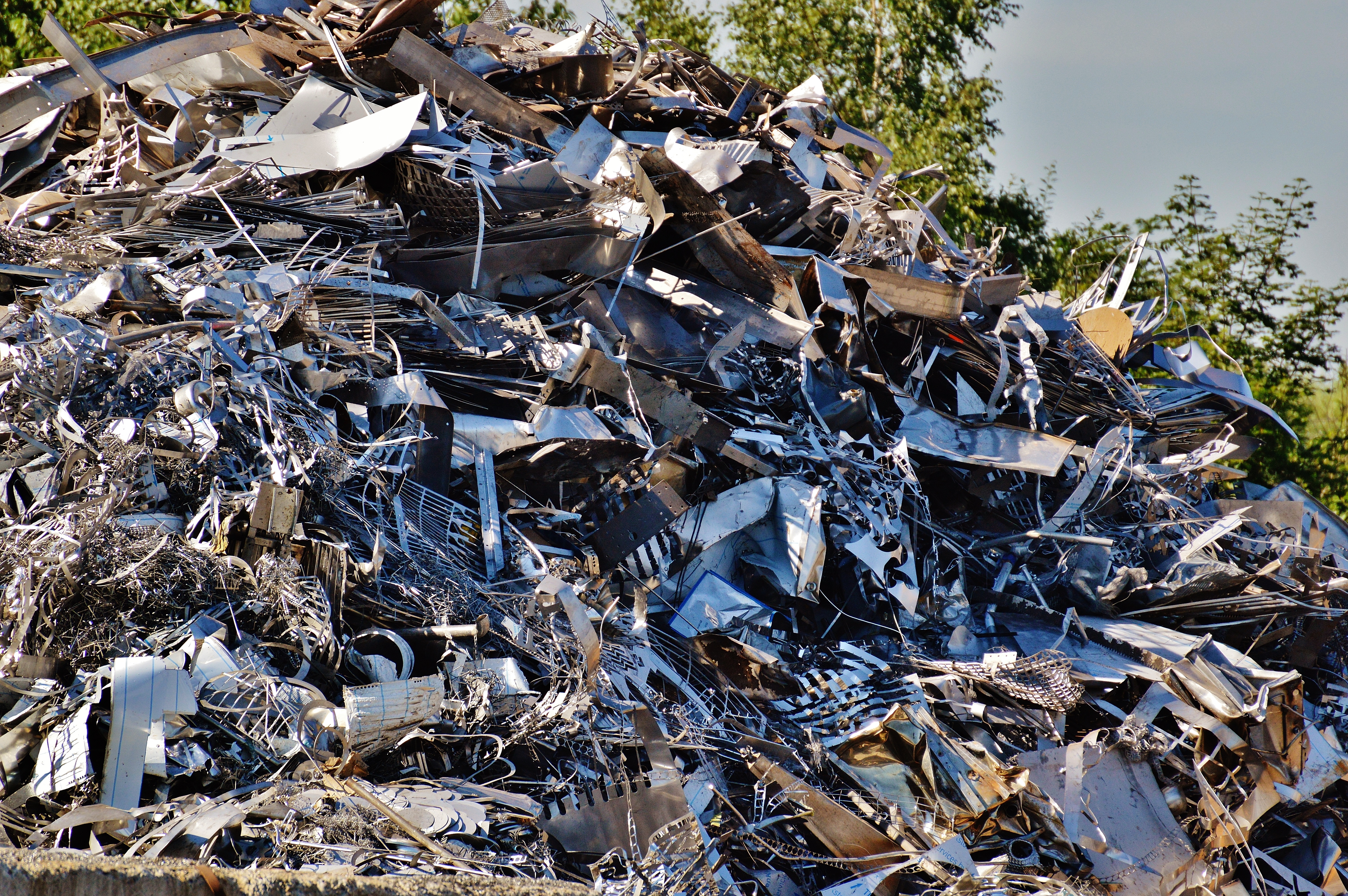 Scrap. Металлолом. Куча металлолома. Свалка металла. Отходы металла.