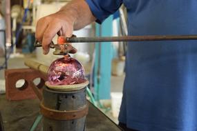 making a glass ball with patterns