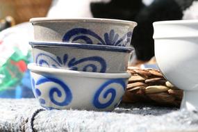 market with the sale of ceramic tableware