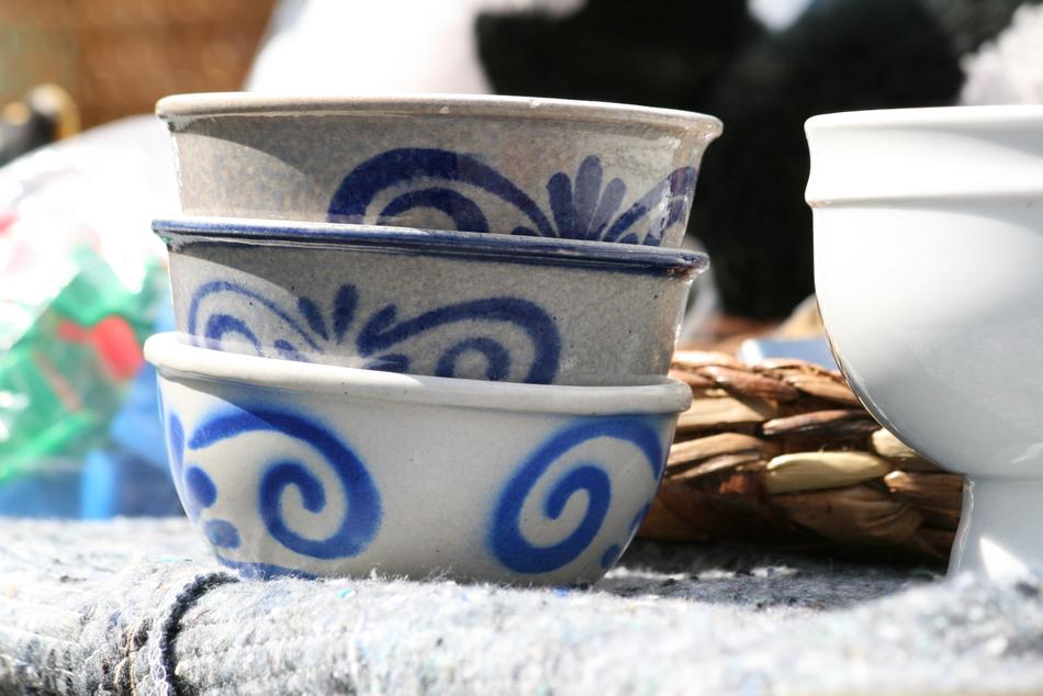 market with the sale of ceramic tableware