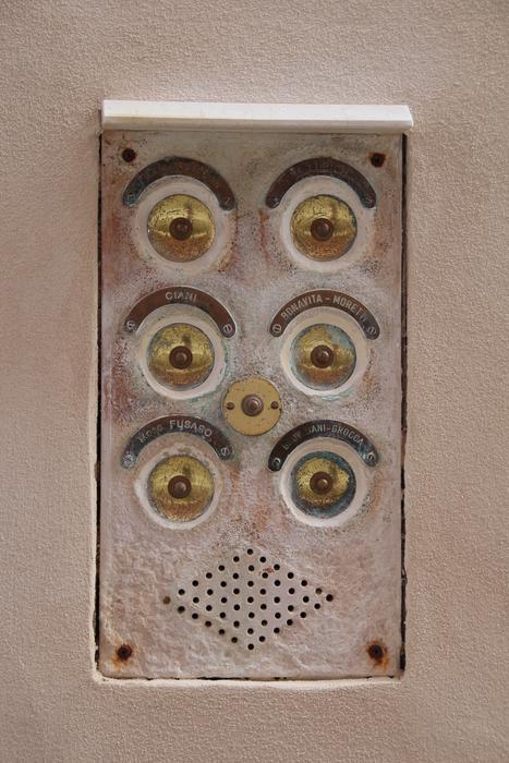 The old doorbell in the wall