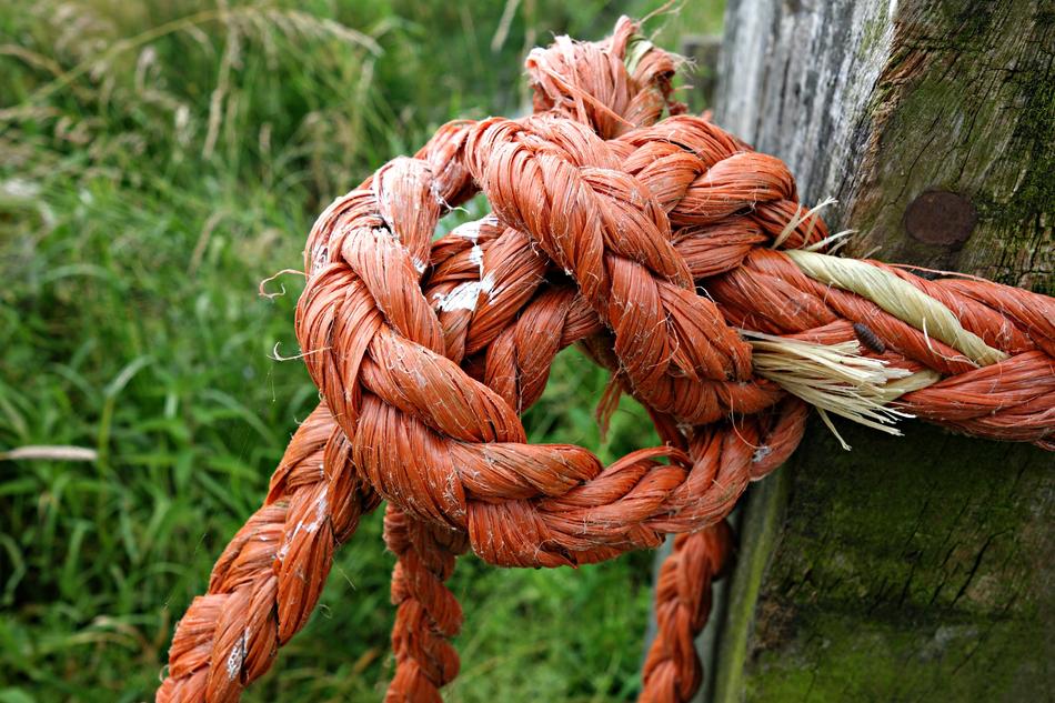 a large rope tied on a pole