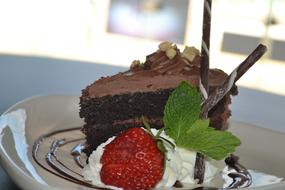 Chocolate cake with cream and strawberries