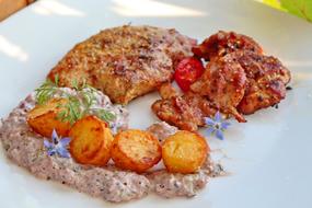 Fried chicken with potatoes in sauce