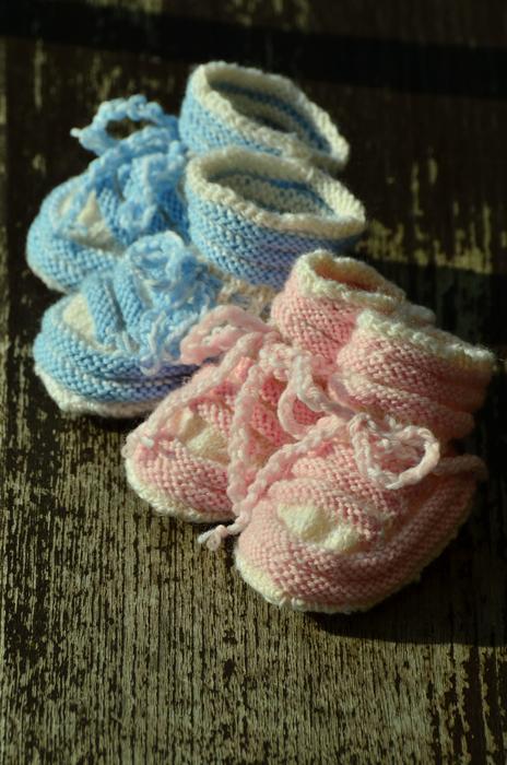 colored children knitted boots