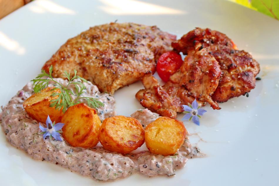 Fried chicken with potatoes in sauce