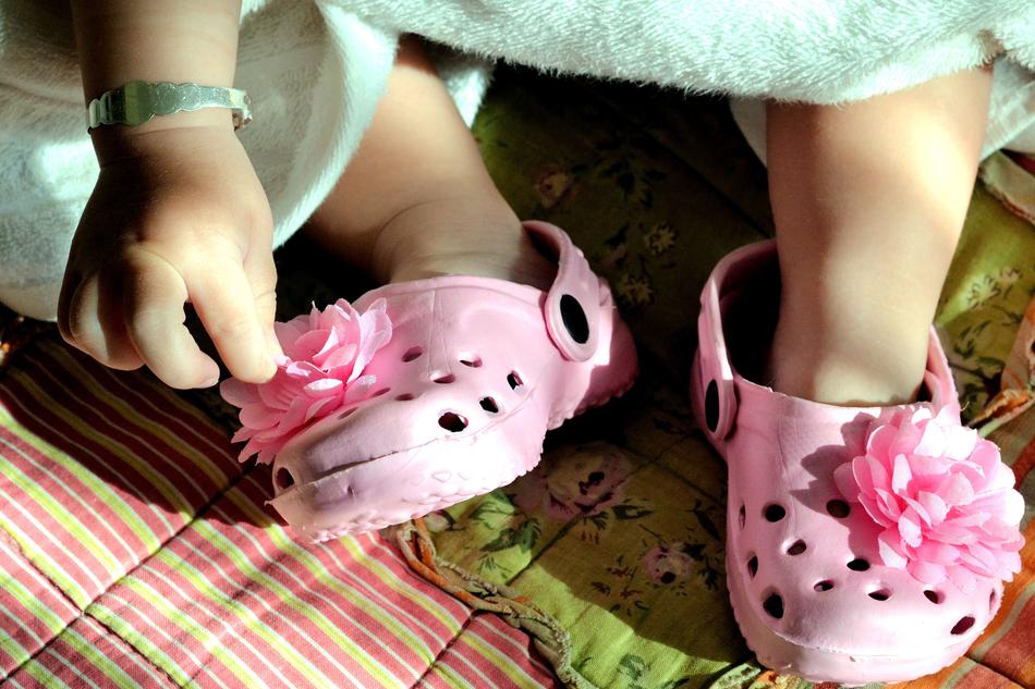 baby in pink cute shoes