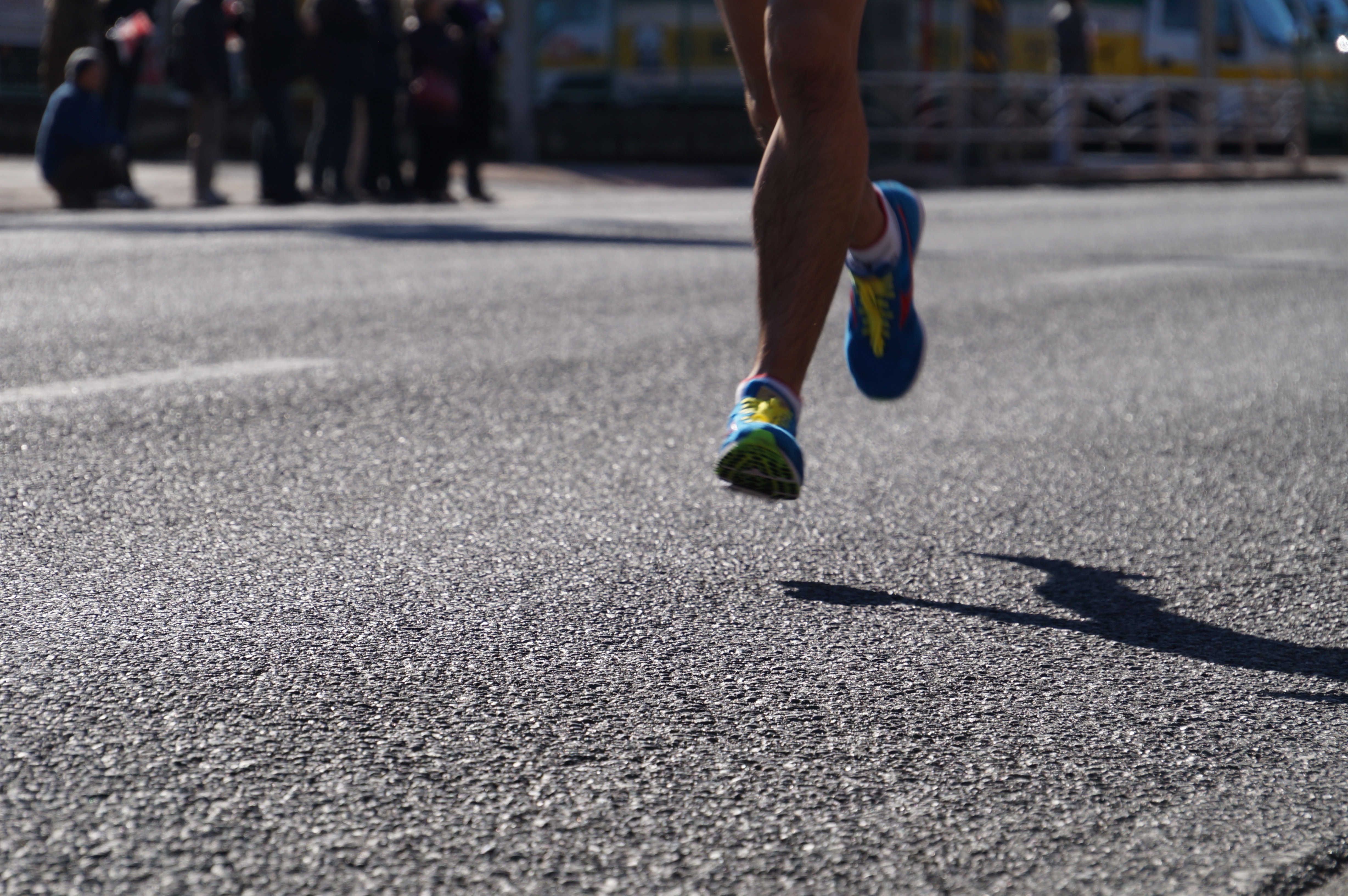 Running оригинал. Бег на асфальте. Бегущие ноги. Бег по асфальту. Пробежка по стадиону ноги.