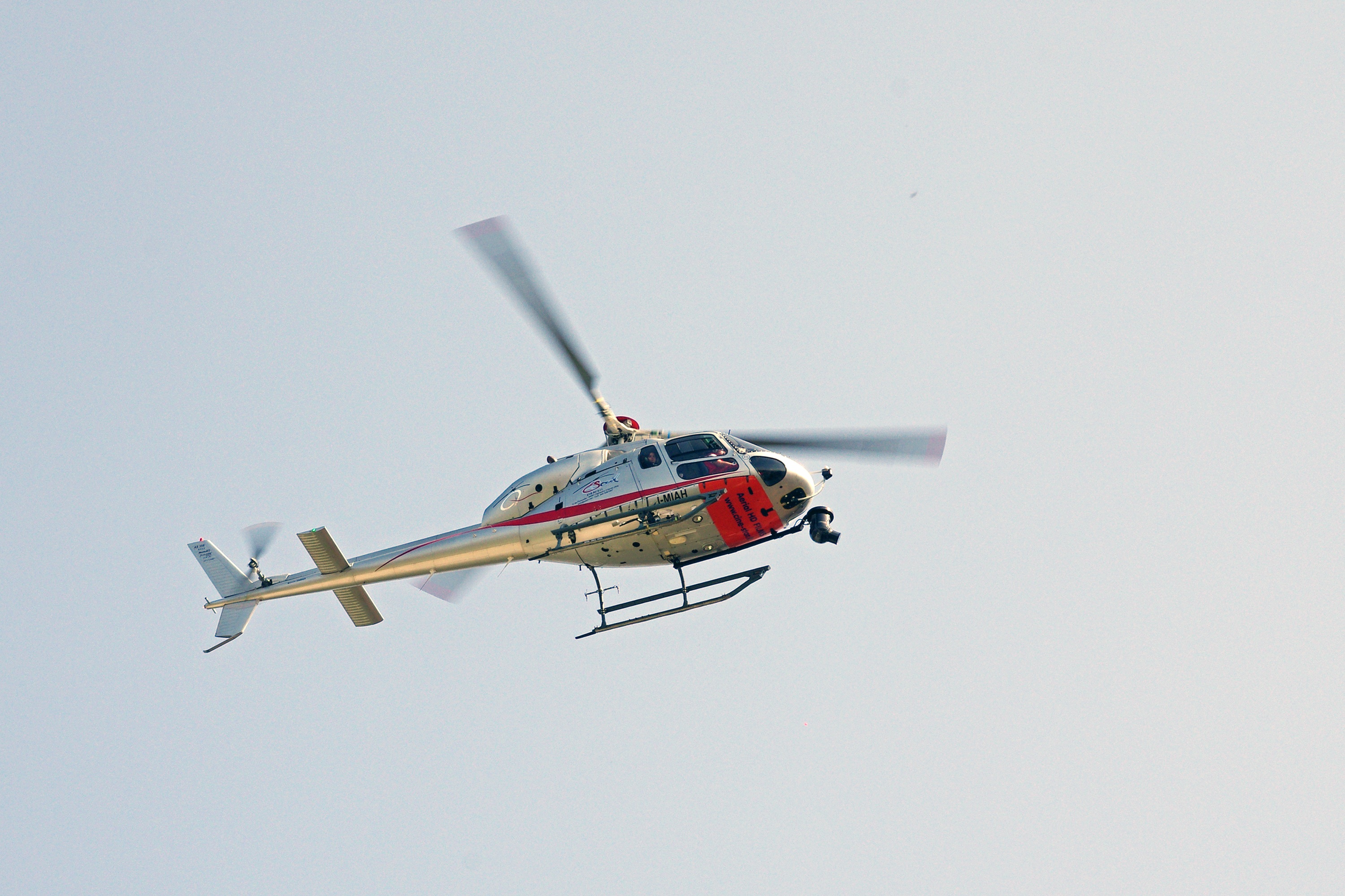 Полет на вертолете над калининградом. Летающий вертолет видео. Robinson r44 с поплавками. Вертолет летит в небе. Роторный самолет.