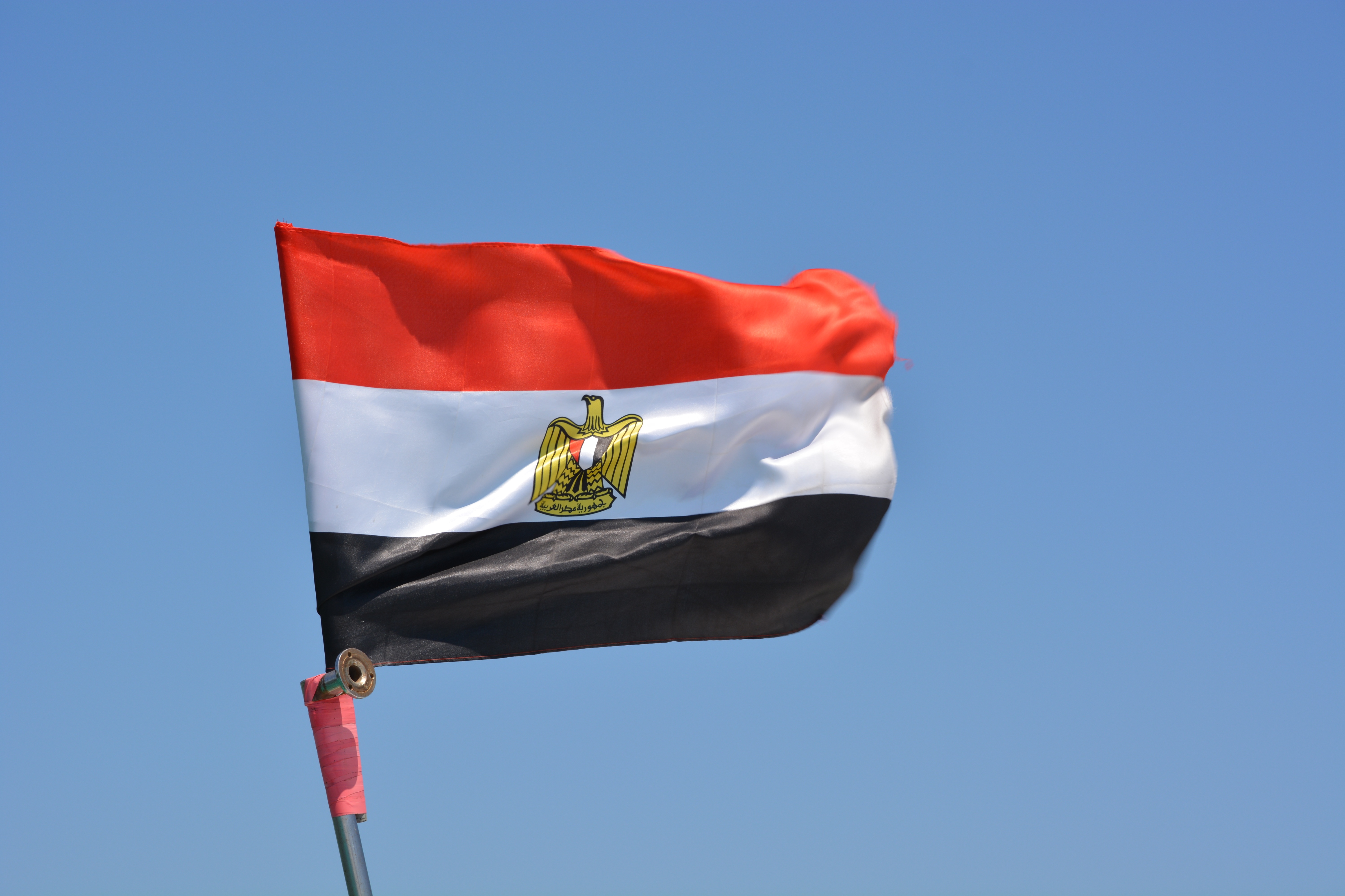 Египет флаг. Флаг Египта. Флаг Египта в Каире. Флажок Египет. Египет развивающийся флаг.
