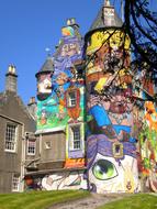 beautiful houses with graffiti