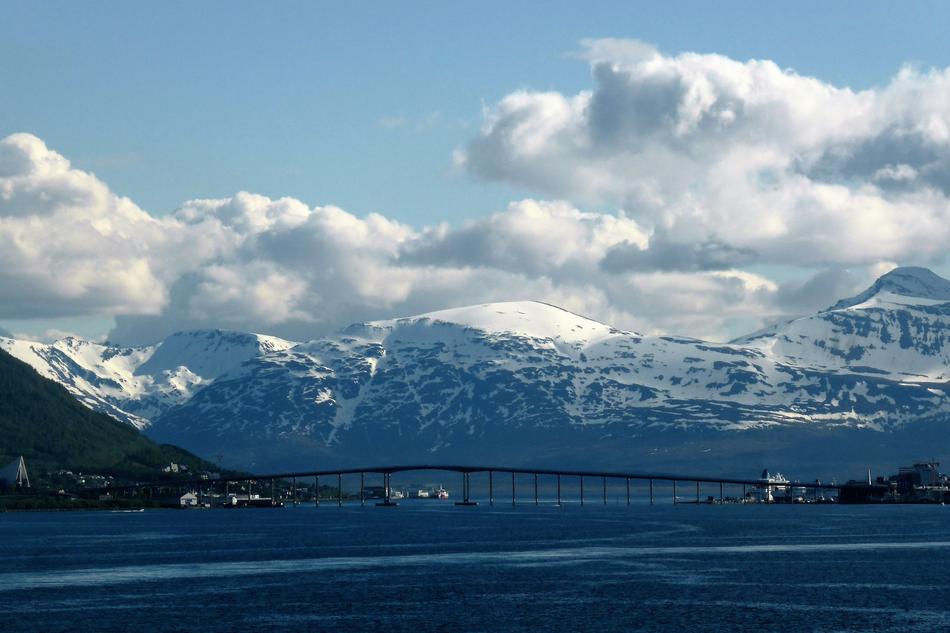 sea with white clouds
