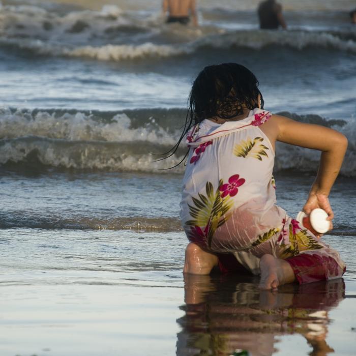 the child is playing in the water