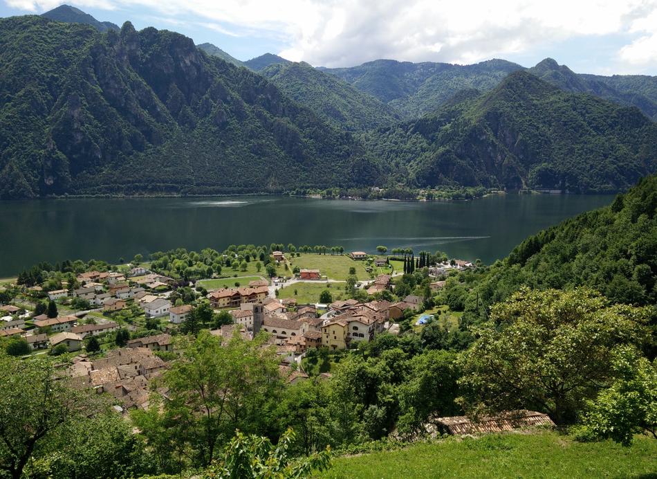 Lago D Idro Anfo mountains