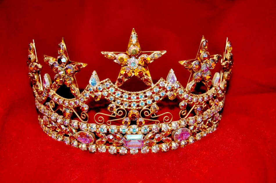 gold crown with stones