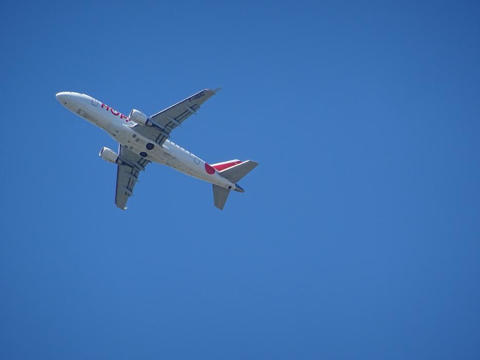 the plane takes off in the clear blue sky