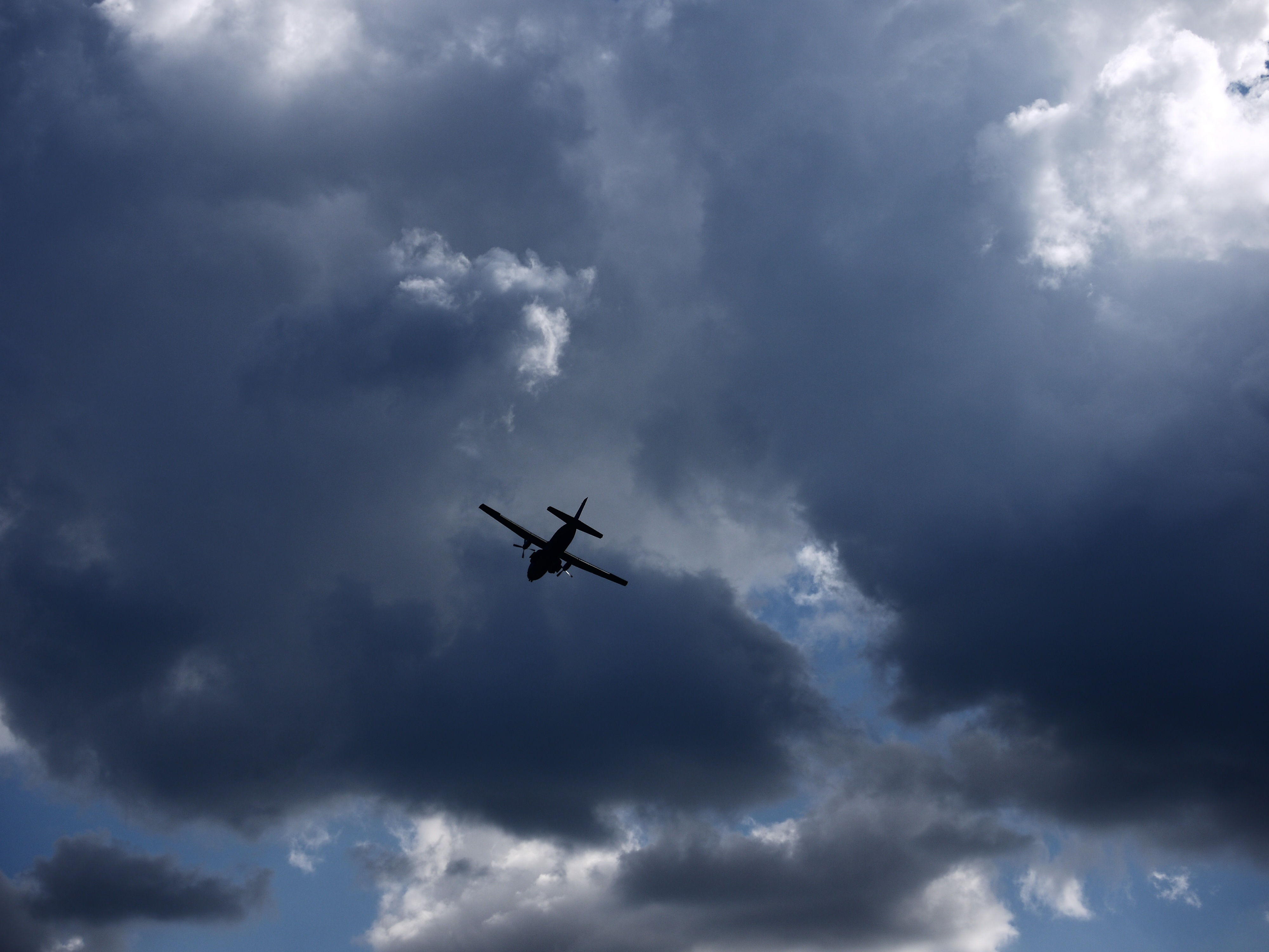 Несколько самолетов в небе. Самолет в небе. Cfvjk`n d uyt,r. Самолет в облаках. Самолёт высоко в небе.