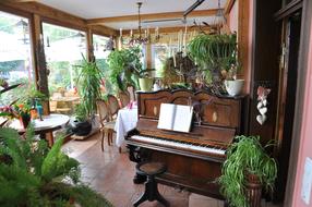 piano in patio