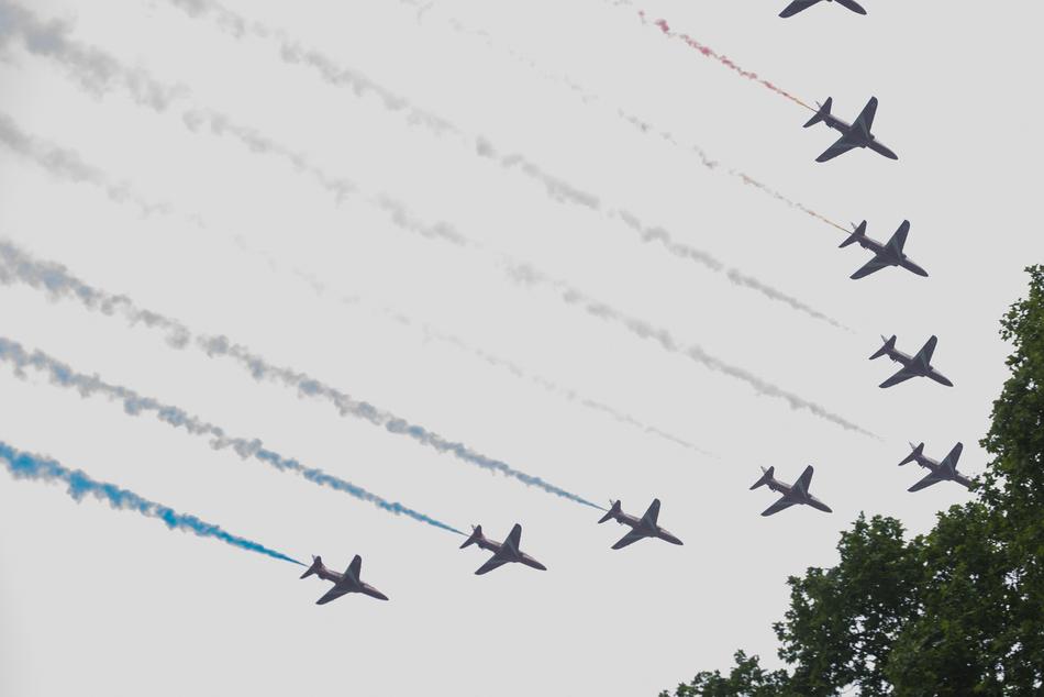 Flying airplanes show