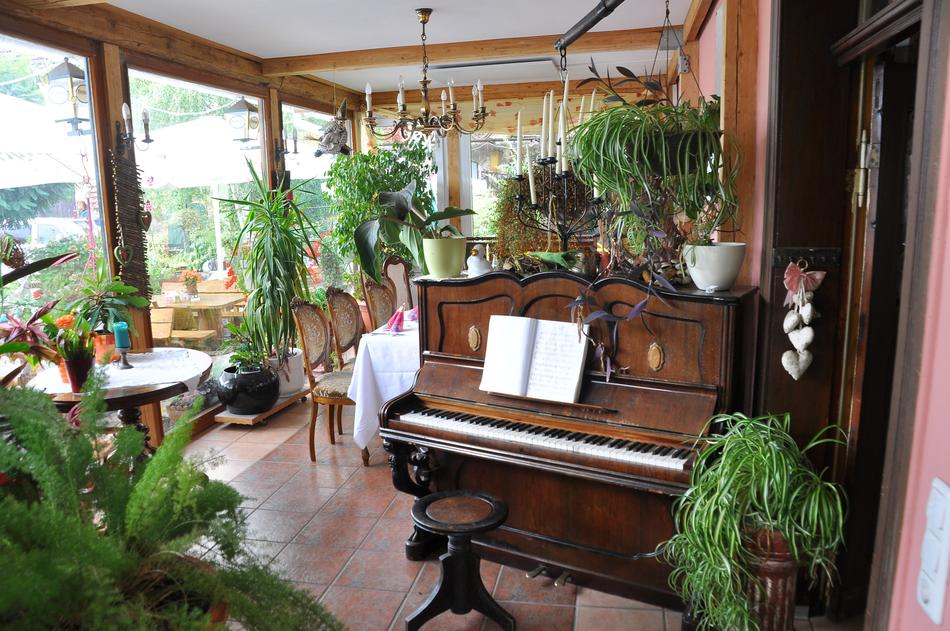 piano in patio
