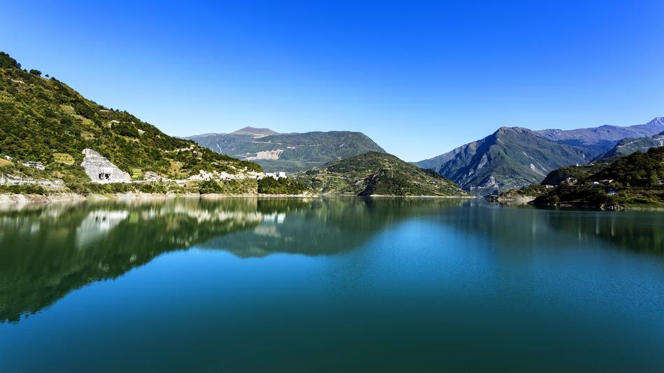 beautiful scenery with the lake