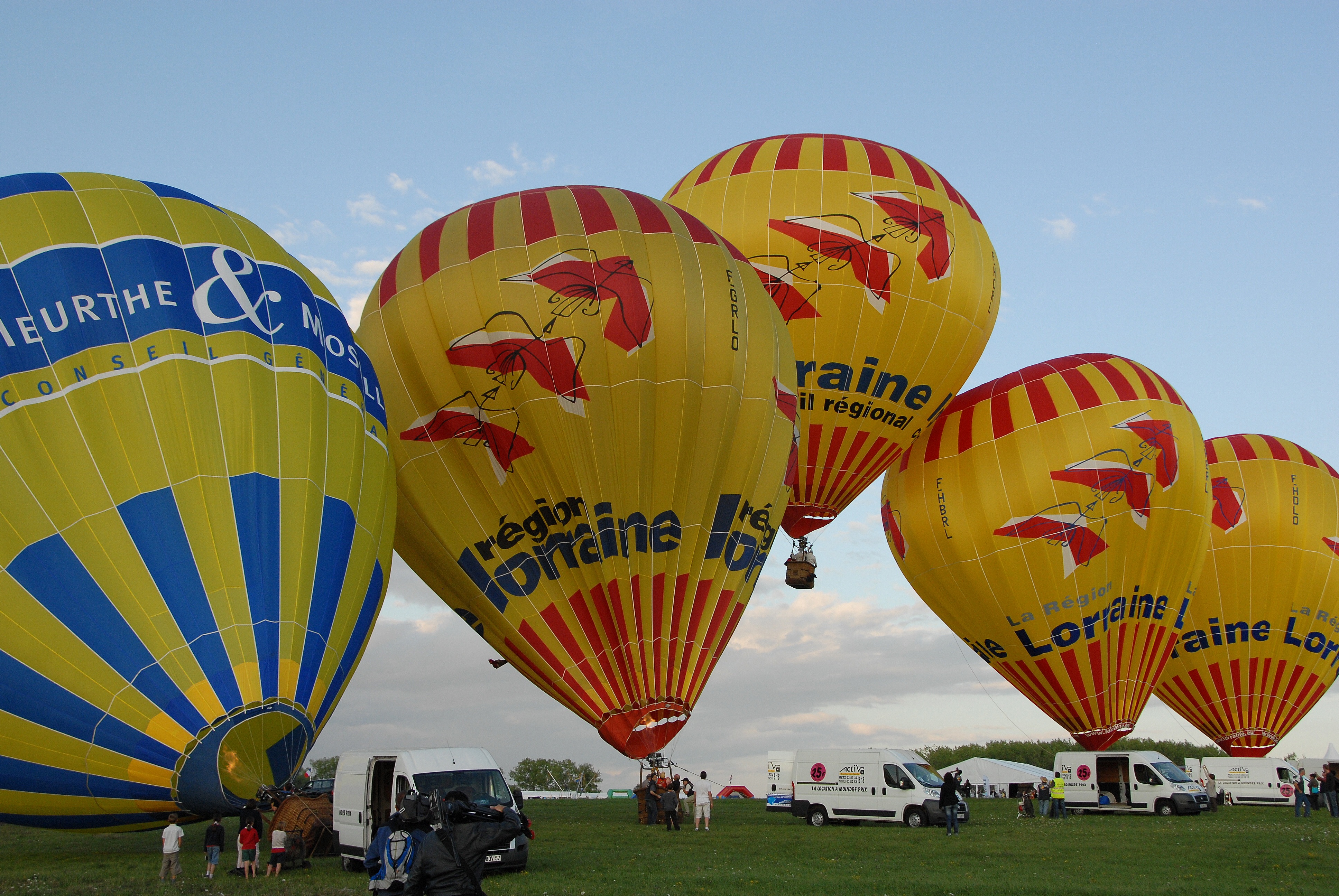 Воздушный шар состоит из оболочки гондолы. Аэростаты. Воздушный шар "самолет". Воздушный шар в воздухе. Скай Болл парашюты.