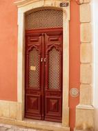 picture of wooden door of an old building in Portugal