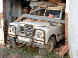 Transport Jeep Broken Standing