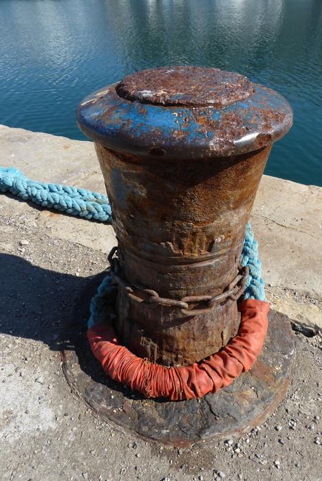 Sete Port South Of iron pole on the bridge by the lake