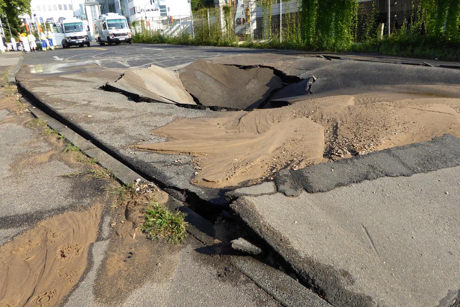 failure of asphalt on the road