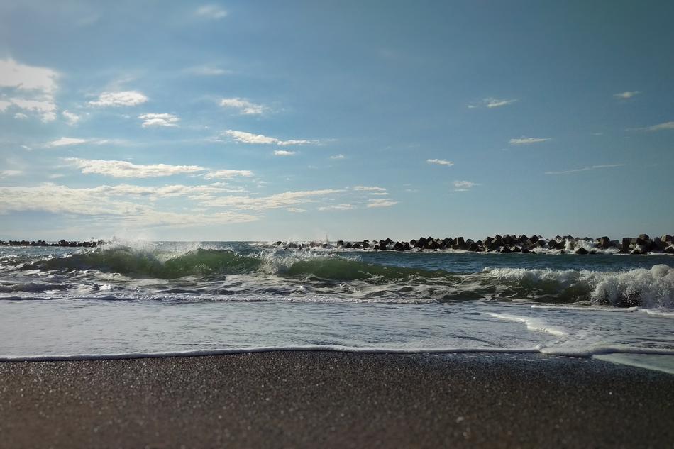 scenery of the sea foamy waves