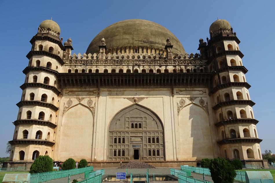 facade of Gol Gumbaz Mausoleum, india, Karnataka, âVijayapura