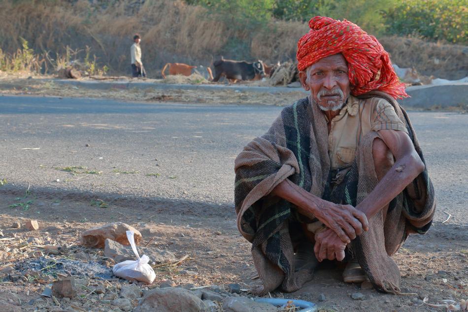 old man in india by the river